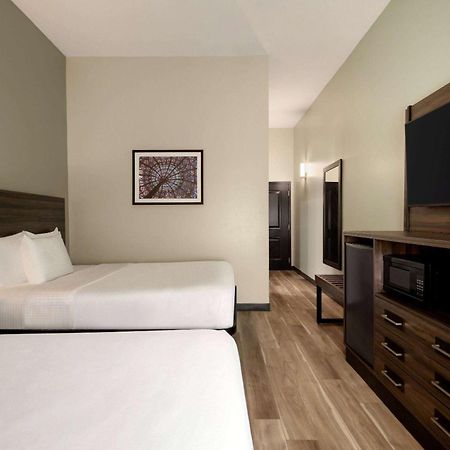La Quinta By Wyndham Gonzales La Hotel Exterior photo