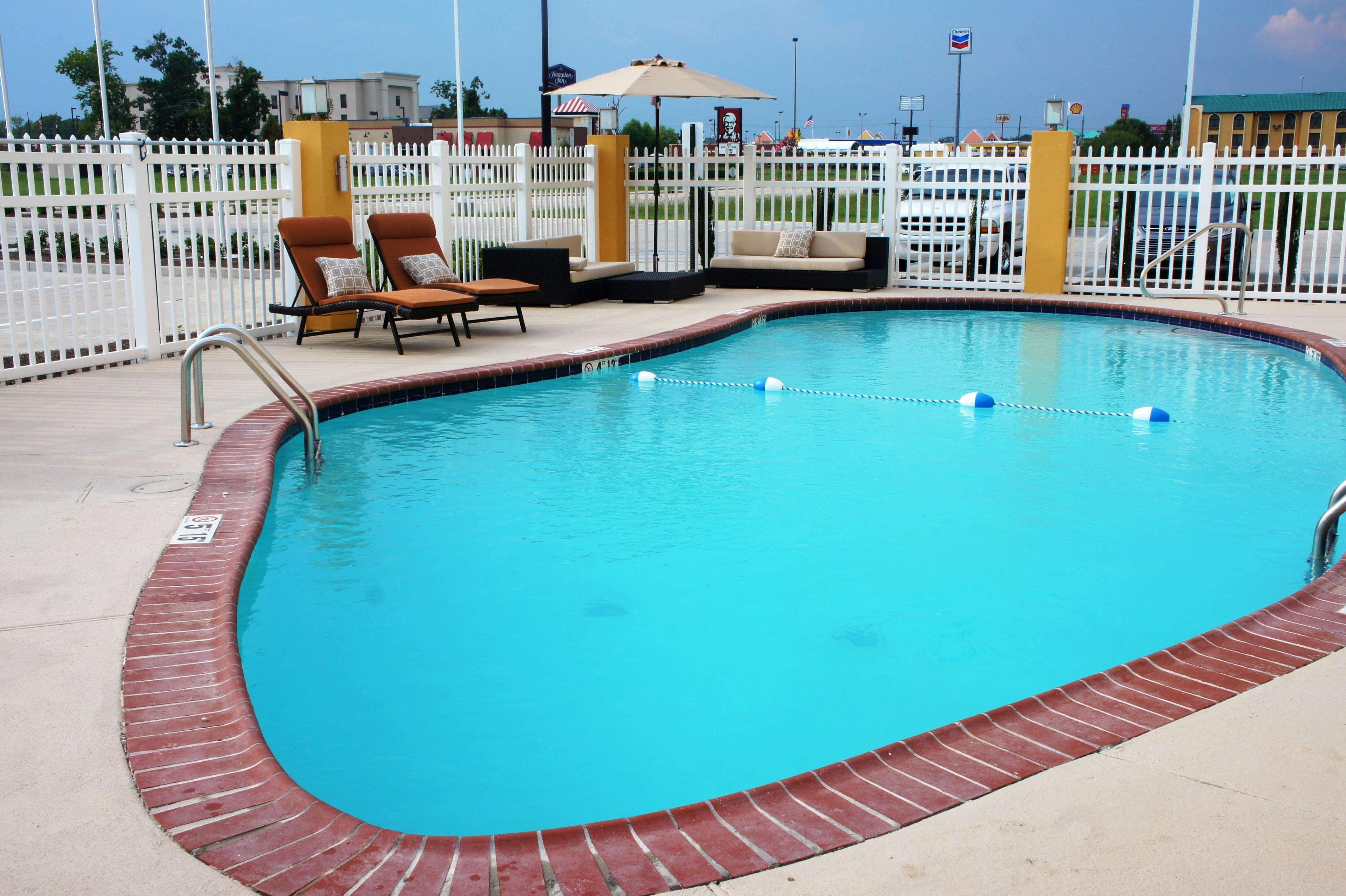 La Quinta By Wyndham Gonzales La Hotel Exterior photo