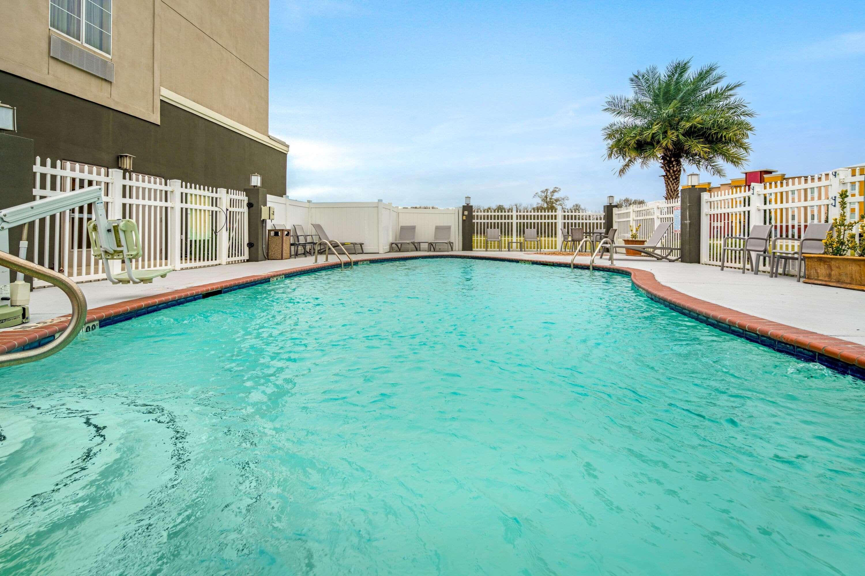 La Quinta By Wyndham Gonzales La Hotel Exterior photo