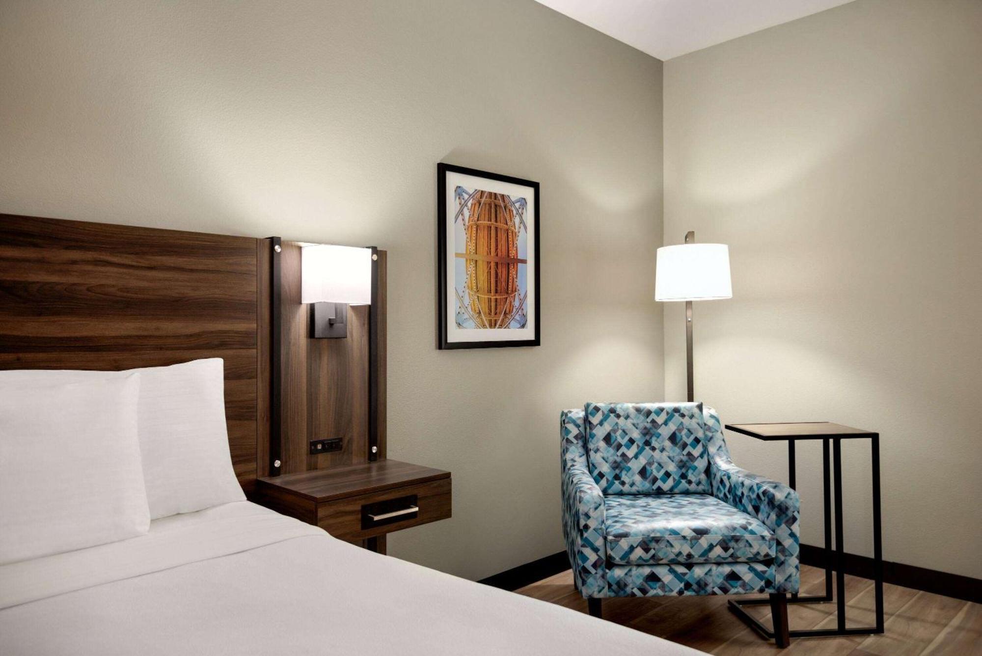 La Quinta By Wyndham Gonzales La Hotel Exterior photo