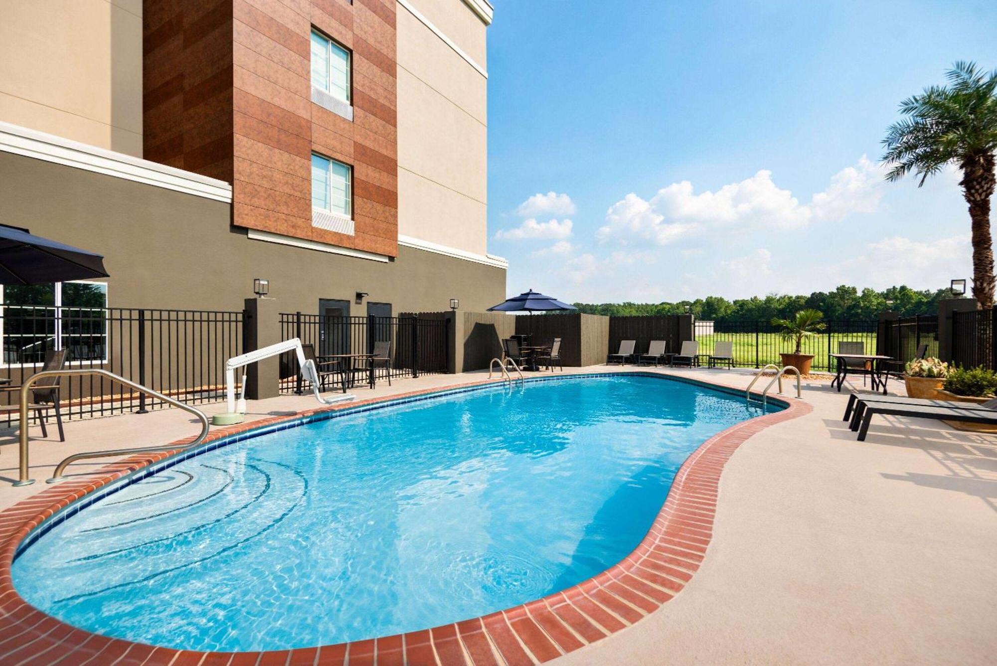 La Quinta By Wyndham Gonzales La Hotel Exterior photo