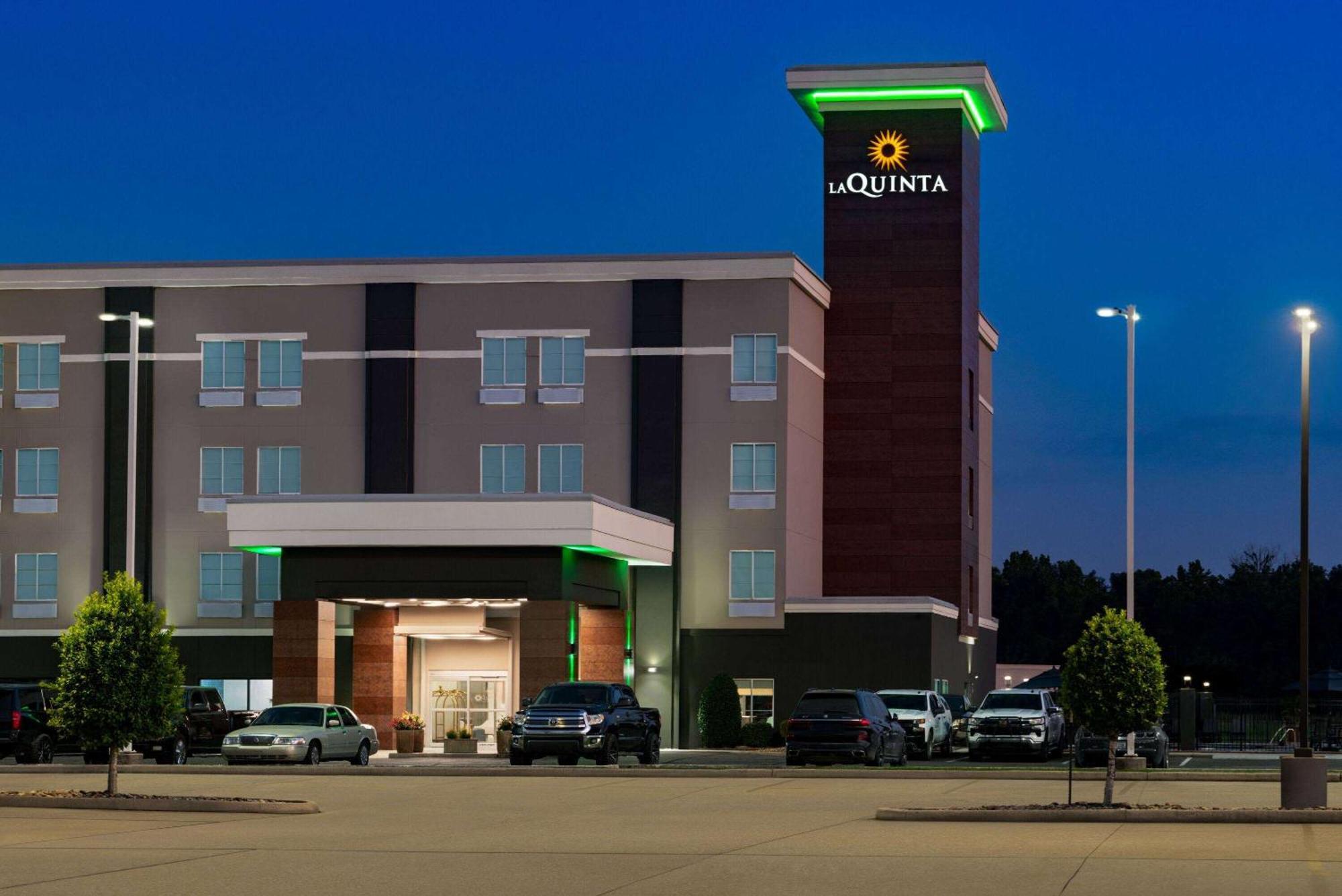 La Quinta By Wyndham Gonzales La Hotel Exterior photo