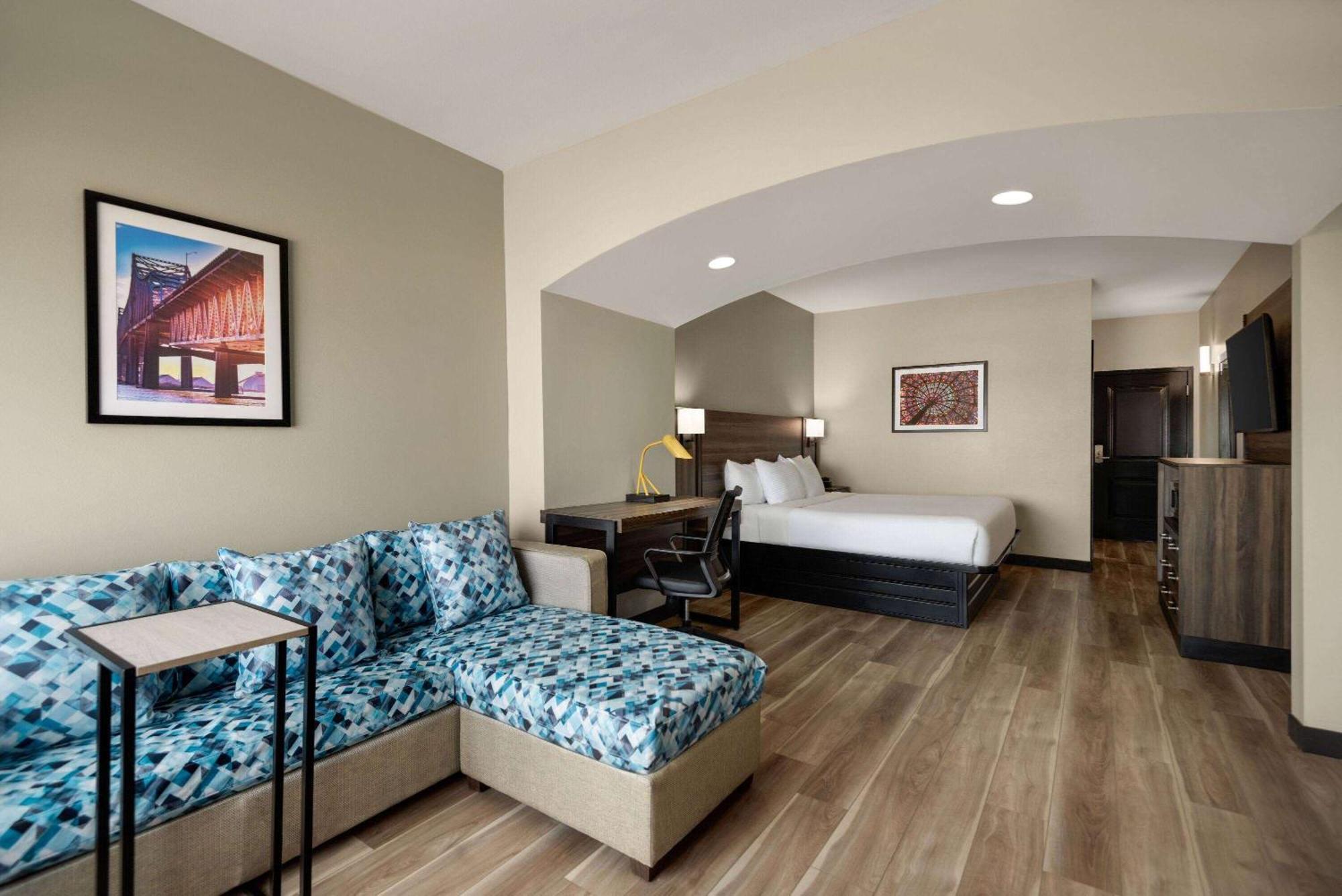 La Quinta By Wyndham Gonzales La Hotel Exterior photo